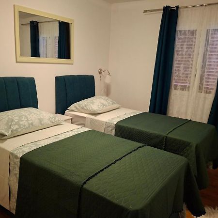 Apartments Popaj Komiža Esterno foto