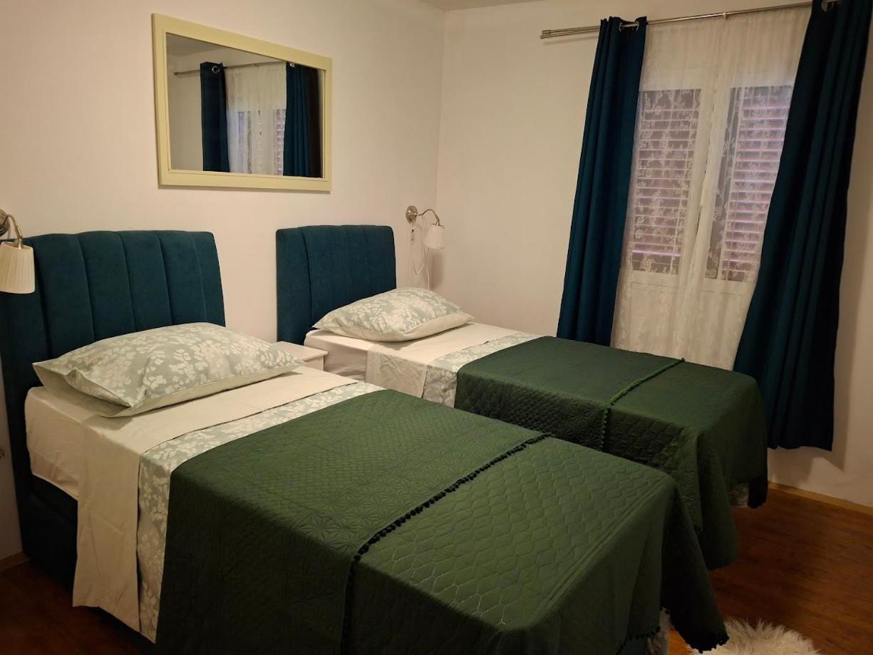 Apartments Popaj Komiža Esterno foto