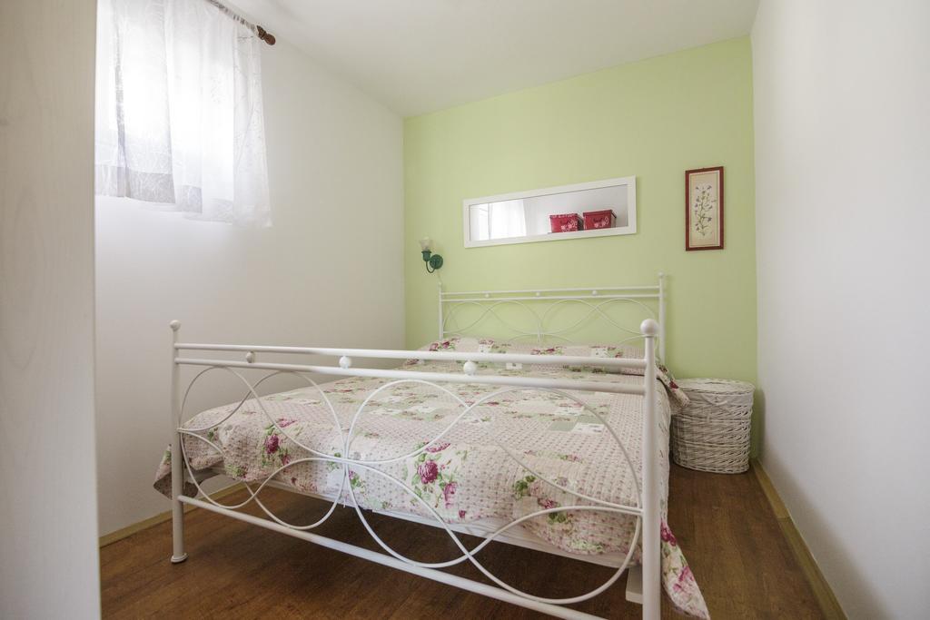 Apartments Popaj Komiža Esterno foto