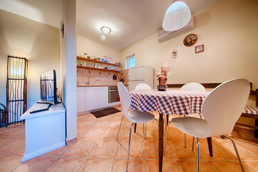 Apartments Popaj Komiža Esterno foto