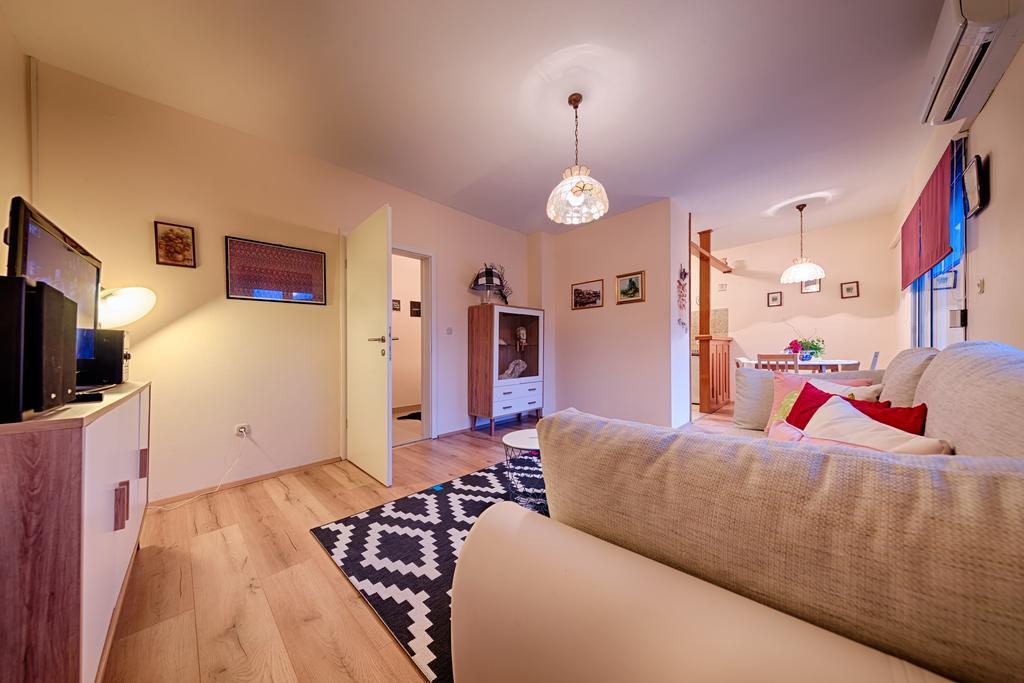 Apartments Popaj Komiža Esterno foto