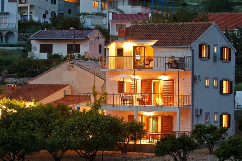 Apartments Popaj Komiža Esterno foto